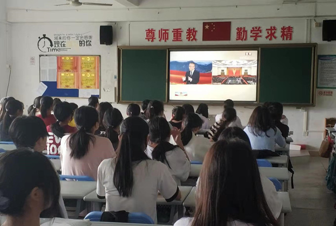 各班组织收看_副本.jpg