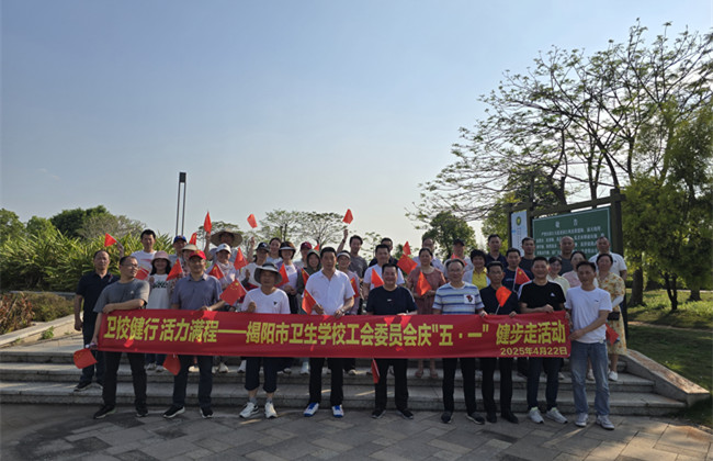 1745393337453454.jpg 健步迎五一_副本.jpg